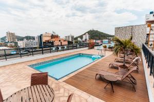 una piscina en la azotea de un edificio en Champagnat Praia Hotel, en Vila Velha