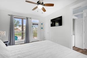 Un dormitorio con una cama y un ventilador de techo. en Destiny Beach Villas #15A&B, en Destin 48 fotos más