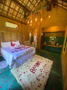 Un dormitorio con una cama y una alfombra con flores. en Chalé Céu estrelado, en Caruaru