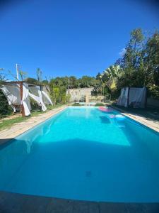 uma grande piscina com água azul em Chalé Céu estrelado em Caruaru