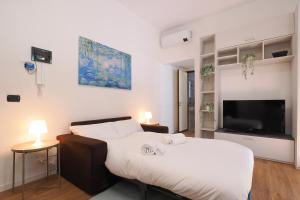1 dormitorio con 1 cama y TV de pantalla plana en Primopiano - Bignami, en Milán
