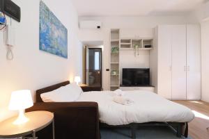 Un dormitorio con una cama con un osito de peluche. en Primopiano - Bignami, en Milán