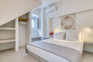Sail in apt in the heart of Naousa房間的床