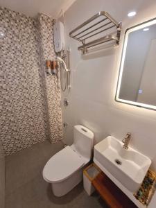 Koupelna v ubytování CiNta Hotel