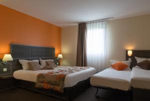 Voodi või voodid majutusasutuse The Originals Boutique, Actuel Hôtel, Saint-Etienne Aéroport toas