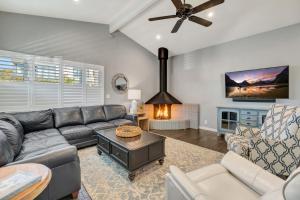 sala de estar con sofá y chimenea en Heart of Corona Del Mar 10 minute walk to beach steps to downtown, en Newport Beach