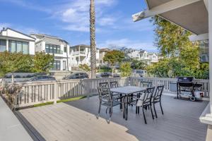 un patio con mesa y sillas en una terraza en Heart of Corona Del Mar 10 minute walk to beach steps to downtown en Newport Beach