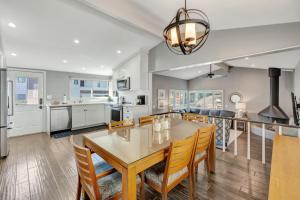 cocina y comedor con mesa y sillas en Heart of Corona Del Mar 10 minute walk to beach steps to downtown, en Newport Beach