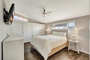 1 dormitorio con 1 cama y ventilador de techo en Heart of Corona Del Mar 10 minute walk to beach steps to downtown en Newport Beach