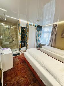 1 Schlafzimmer mit 2 Betten und einer Dusche in der Unterkunft Villa & Restaurant Levoslav House in Sibiu