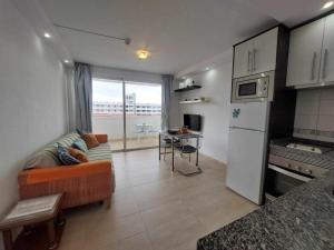 Kuchyň nebo kuchyňský kout v ubytování Playa Honda Apartamento Abeja