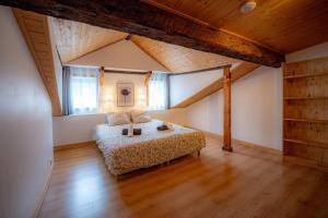 En eller flere senge i et værelse på La cachette historique 3 chambres