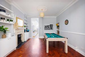 uma sala de estar com uma mesa de bilhar em 6 Bedroom House by AV Stays Acton Sleeps 11 Free Parking em Londres