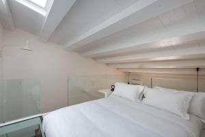 パレルモにあるKalsa miniLoft by Wonderful Italyのベッドルーム(白いベッド1台、窓付)