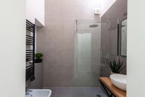 パレルモにあるKalsa miniLoft by Wonderful Italyのバスルーム(ガラス張りのシャワー、シンク付)