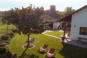Lusa的住宿－Casa La Serena，享有庭院的空中景色,设有树和椅子