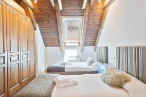 - une chambre avec 2 lits et une fenêtre dans l'établissement Luderna - Casa Val de Ruda II, à Baqueira-Beret