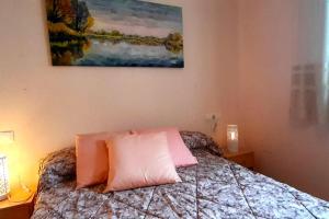 1 dormitorio con 1 cama y una pintura en la pared en Apartamento 3 Dormitorios Playa Foz, en Foz