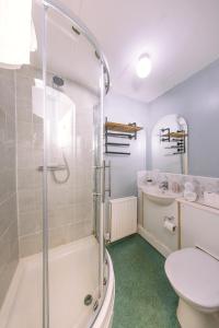 een badkamer met een douche, een toilet en een wastafel bij Warm&Welcoming City Centre Apartments by Meadows 8 in Edinburgh