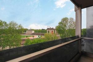 een balkon met uitzicht op een gebouw bij Contempora Apartments - Elvezia 8 - E43 in Milaan