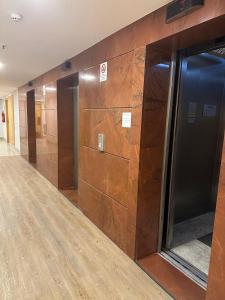 an elevator in a building with a wooden wall at Casa Mauá 312 in Rio de Janeiro