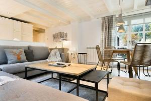 sala de estar con sofá y mesa en Luderna - Apartamento Val de Ruda A17 era Cabana, en Baqueira Beret