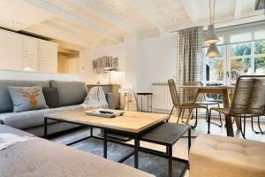 a living room with a couch and a table at Luderna - Apartamento Val de Ruda A17 era Cabana in Baqueira-Beret