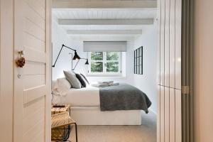 a bedroom with a bed and a window at Luderna - Apartamento Val de Ruda A17 era Cabana in Baqueira-Beret