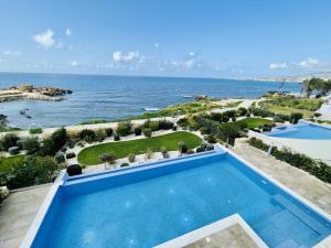 basen bez krawędzi z widokiem na ocean w obiekcie Olymp Luxury Villa D w Pafos