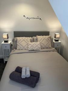 1 dormitorio con 1 cama con 2 toallas en Rock Park Penthouse, en Llandrindod Wells