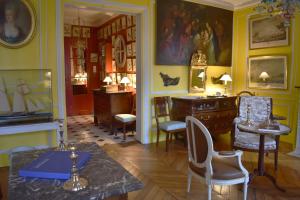 パリにあるMontparnasse - Palaceのテーブル、椅子、デスクが備わる客室です。