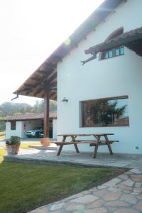 a picnic table in front of a white building at Casa La Serena in Lusa