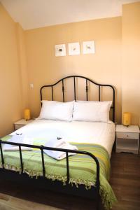 邦巴拉爾的住宿－Serenity Views, Silver Coast, PT，一间卧室配有带白色枕头的床