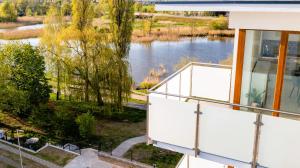 Blick auf einen See von einem Gebäude in der Unterkunft Belle View Apartment in Iława