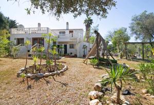 uma casa com um parque infantil no quintal em Quinta Alegre em Porches