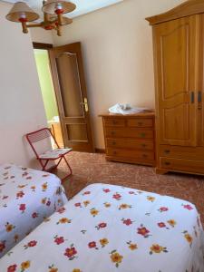 een slaapkamer met een bed en een dressoir en een dressoir bij 1era linea de playa Cullera Villa Sales in Cullera