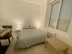 Ένα ή περισσότερα κρεβάτια σε δωμάτιο στο 104 Studio Immeuble Persévérance