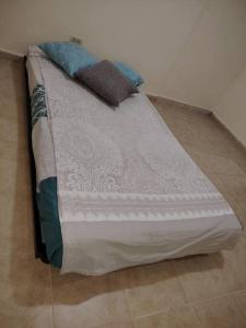 a bed sitting on the floor in a room at Casa con piscina, 1 cuarto barato in ArraijÃ¡n