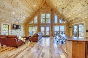 ein großes Wohnzimmer mit einer großen Holzdecke in der Unterkunft Jasper Mountain Lodge in Jasper