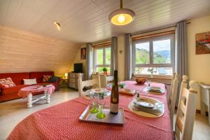 jadalnia ze stołem i czerwoną tkaniną w obiekcie Gîte en montagne vosges alsaciennes w mieście Fréland