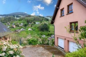 una casa con vistas a una localidad en Gîte en montagne vosges alsaciennes, en Fréland