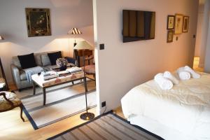 ein Schlafzimmer mit einem Bett und ein Wohnzimmer in der Unterkunft La Défense - Paris in Neuilly-sur-Seine