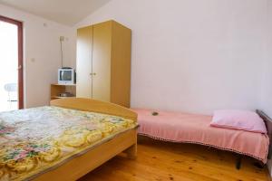 um quarto com duas camas e uma televisão em Apartments Meri em Savar