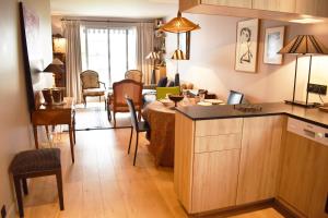 a kitchen and living room with a table and a dining room at La Défense - Paris in Neuilly-sur-Seine