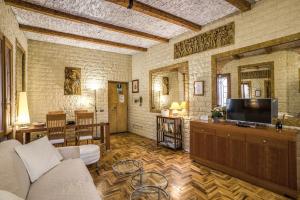 a living room with a couch and a tv at Fontana di Trevi Charming Apartment in Rome