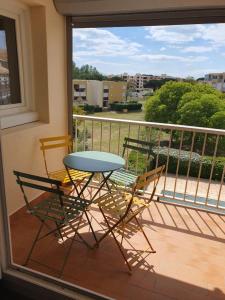 Balkoni atau teres di LES TERRASSES DE LA BARONNIE Appartement avec 1 chambre et piscine ouverte à partir du 1er Juin