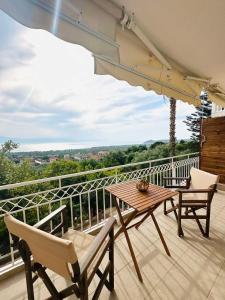 - un balcon avec une table, des chaises et un parasol dans l'établissement Cosy apartment with Great Views, à Longá