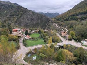 una vista aérea de un pueblo en las montañas en La Casa de la Abuela Concha, 