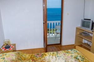 um quarto com uma cama e vista para o oceano em Apartments Meri em Savar