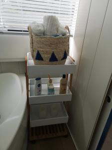 a bathroom with a basket of towels and a toilet at Bateau Mama Mia in Narbonne +14 photos